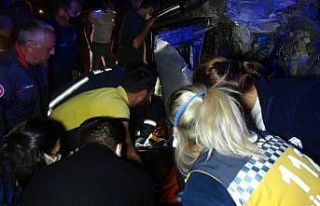 Takla atan otomobilden yaralı kurtuldular