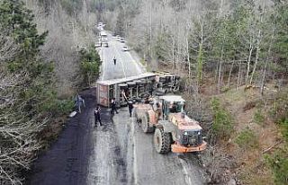 Takla atan tır trafiği 3 saat kilitledi