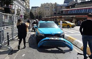 Taksim’de taksi çekiciden düştü, sürücü çılgına...