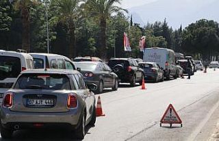 Tam kapanma denetiminde 2 kilometrelik araç kuyruğu