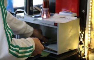 Tam kapanma öncesi berber ve kuaförlerde yoğunluk