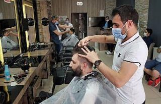 Tam kapanma öncesi berberler müşterilere yetişmekte...