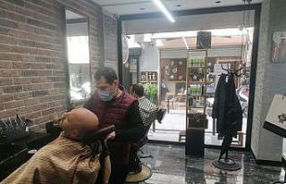 Tam kapanma öncesi kuaför ve berberlerde yoğunluk...