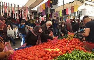 Tam kapanma öncesi semt pazarlarında sosyal mesafe...