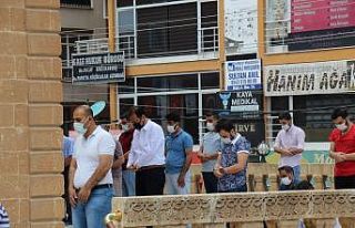 Tam kapanmanın ilk cumasında vatandaşlar cuma namazını...