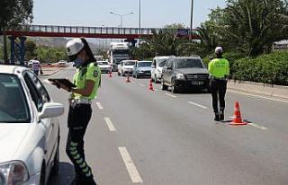 Tam kapanmanın ilk gününde İzmir polisinden sıkı...