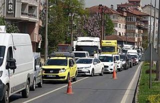Tam kapanmanın ilk gününde uzun araç kuyrukları...