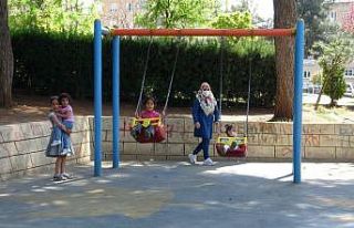 Tam kapanmaya saatler kala vatandaşlar park ve bahçelere...