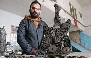 Tamamını atık metal malzemelerden yaptı, satın...