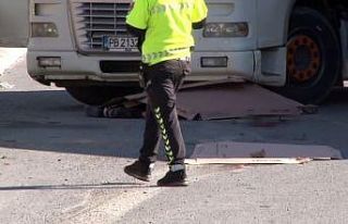 Tamir etmek için altına girdiği tırın hareket...