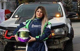 Tarihi Yakutiye Medresesi’nde kadın yarış pilotundan...