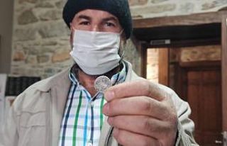 Tarla sürerken bulduğu sikke ve sadaka taşını...