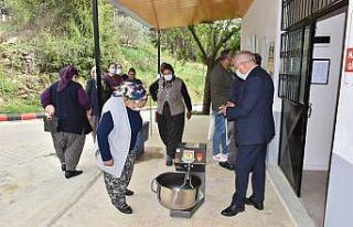 Tarsus Belediyesi, köylülere hamur makinası dağıtıyor