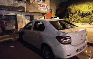 Tartıştığı kişinin aracına saldırdı