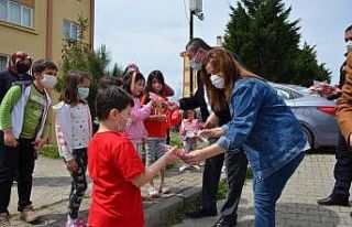 Tekin çifti çocukların yüzünü güldürdü