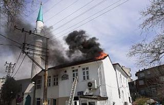Tekirdağ’da cami yangını kamerada: Çatı alev...