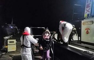 Teknesi arızalanan göçmenleri Sahil Güvenlik kurtardı