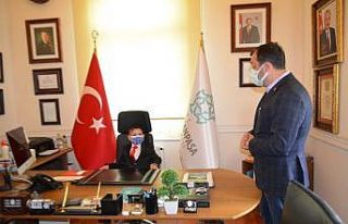 Temsili olarak koltuğa geçen çocuk, başkandan...