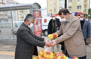 Tezgahtaki tüm limonları satın alıp satıcıyı...