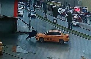 Ticari taksinin iki kıza çarptığı feci anlar...