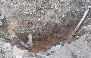 Tıkanan lağım borusuyla mahalleyi kokular sardı