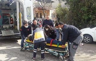 Tır ile otomobilin arasında kalan bisikletli yaralandı