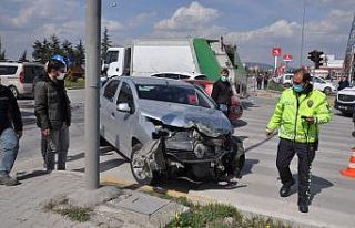 Tır otomobille çarpıştı, şans eseri ölen ya...