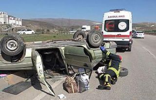 Tıra çarpmamak için manevra yapan otomobil takla...