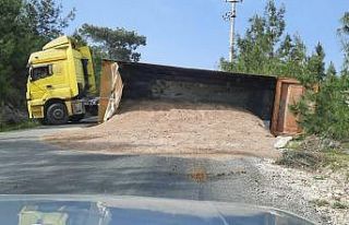 Tırın devrilen hafriyat dolu dorsesi yolu trafiğe...