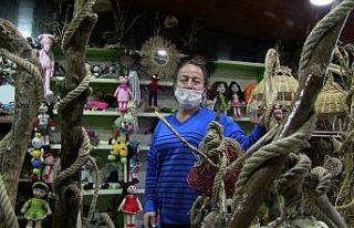 Topladığı ağaç köklerini sanat eserine dönüştürüyor