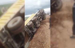 Toprak yüklü kamyon yoldan çıkıp devrildi