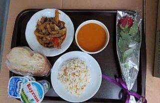 Torul’da sıcak iftar yemeği vatandaşların evlerine...