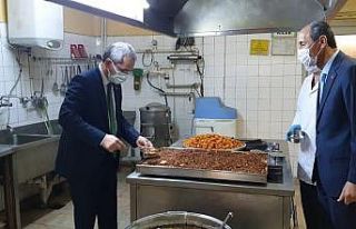 Tosya Kaymakamlığı her gün 105 aileye sıcak yemek...