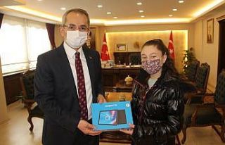 Tosya Kaymakamlığı tablet dağıttı