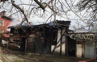 Tosya’da ahşap ev yandı