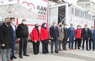 Tosya’da eğitimcilerden Kızılay’a destek