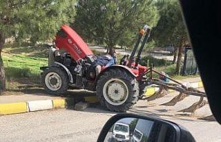 Traktör kullanırken kafasına beton kiriş düşen...