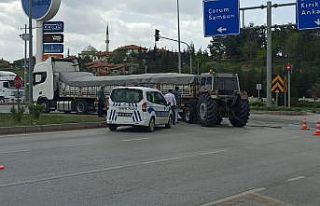 Traktör Tır’a arkadan çarptı