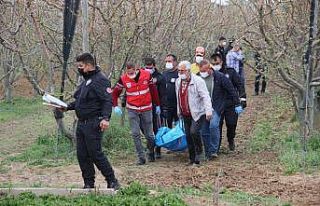 Traktörün arkasındaki çapa makinesine sıkışan...