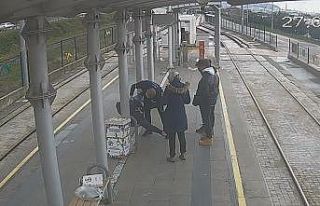 Tramvay durağında can pazarı: Kalp krizi geçiren...