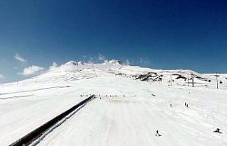 Turistler Erciyes’te boş pistlerin keyfini çıkardı