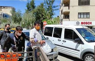 Türk Bayrağı’nı duvardan söküp almıştı,...