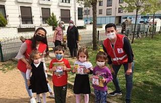 Türk Kızılay’dan çocuklara ikram paketi