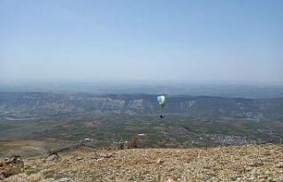 Tut semalarında yamaç paraşütleri uçtu