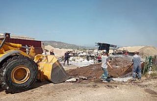Tutuşan asfalt malzemelerini itfaiye söndürdü