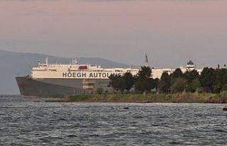 Tuzla’da karaya oturan gemi kurtarılmayı bekliyor