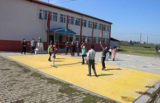 Üçköprü Okuluna badminton malzemeleri verildi