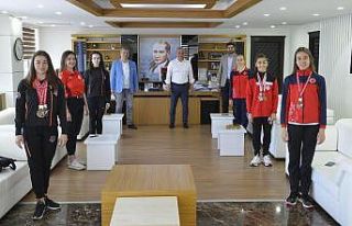 Ümit Uysal, şampiyon cimnastikçileri kutladı