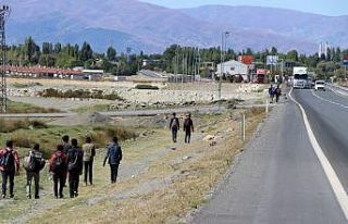 Umuda yolculuk için günlerce yol yürüyorlar