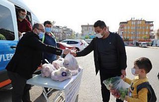 Üreticinin elinde kalan elmalar vatandaşlara dağıtıldı